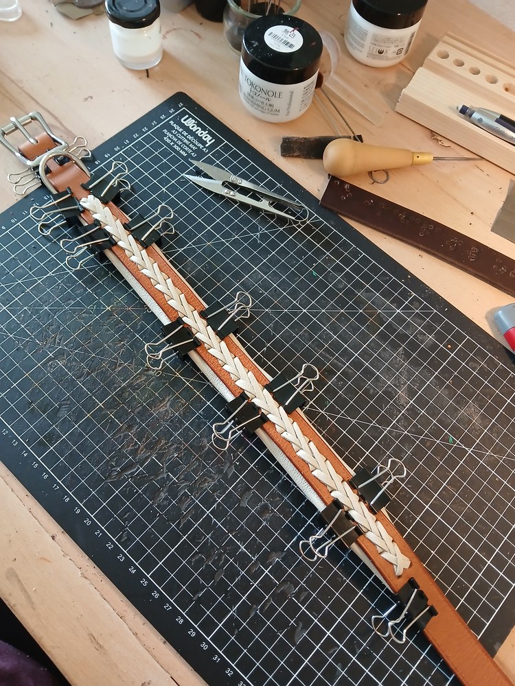Tressage de cuir en cours de montage