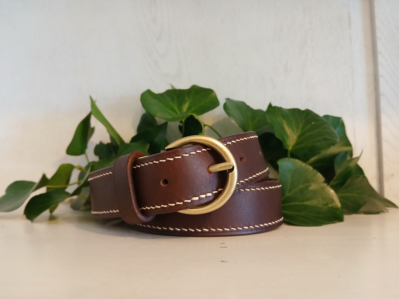 Ceinture en cuir marron foncé, boucle laiton