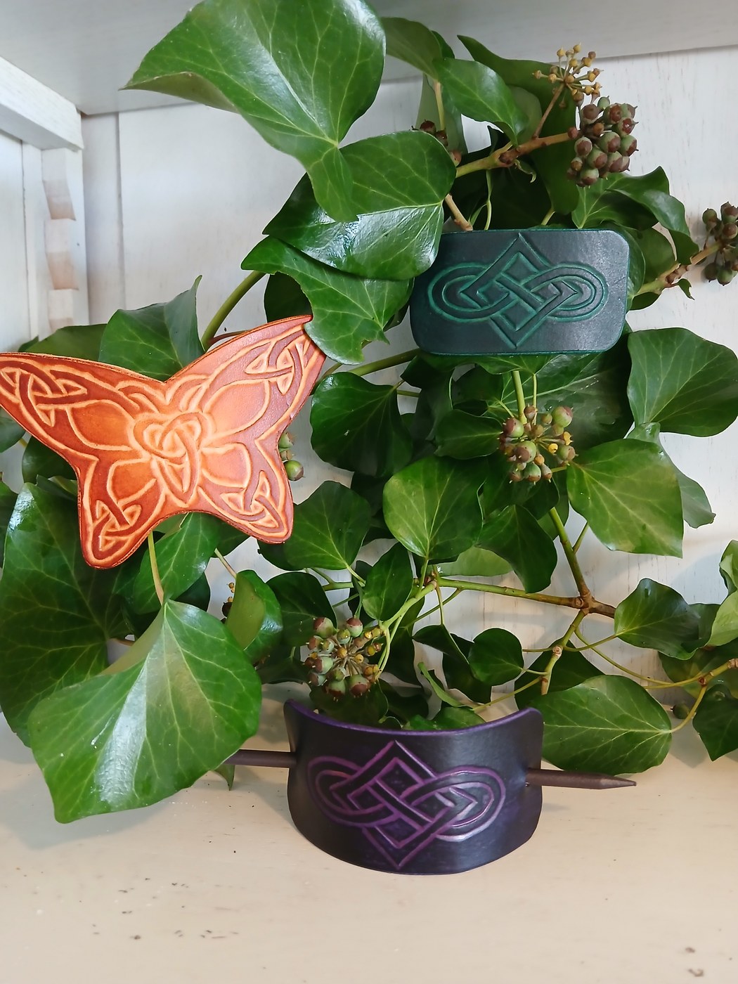 Pièces en cuir gravées de motifs celtiques