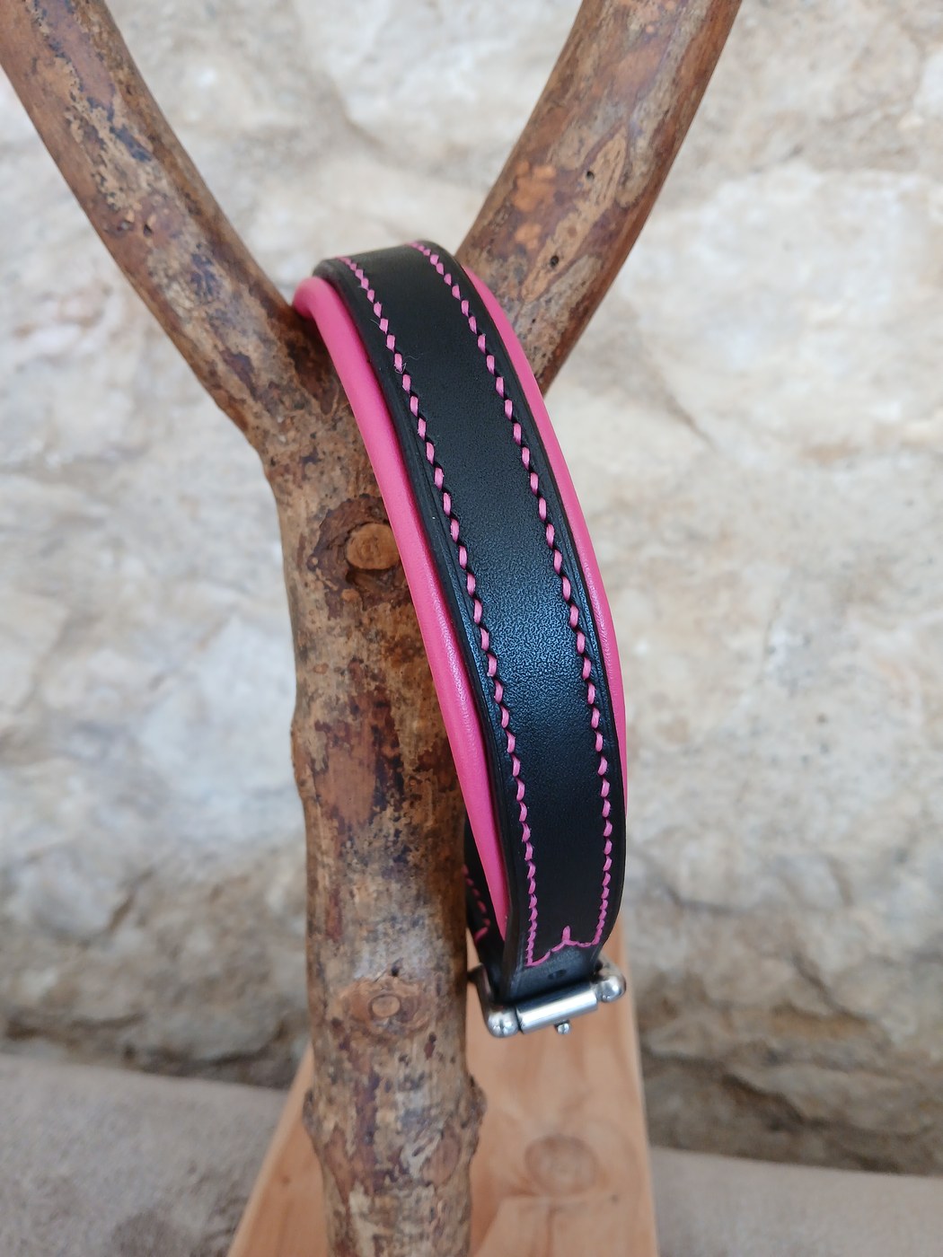 Pièce en cuir noir et rose
